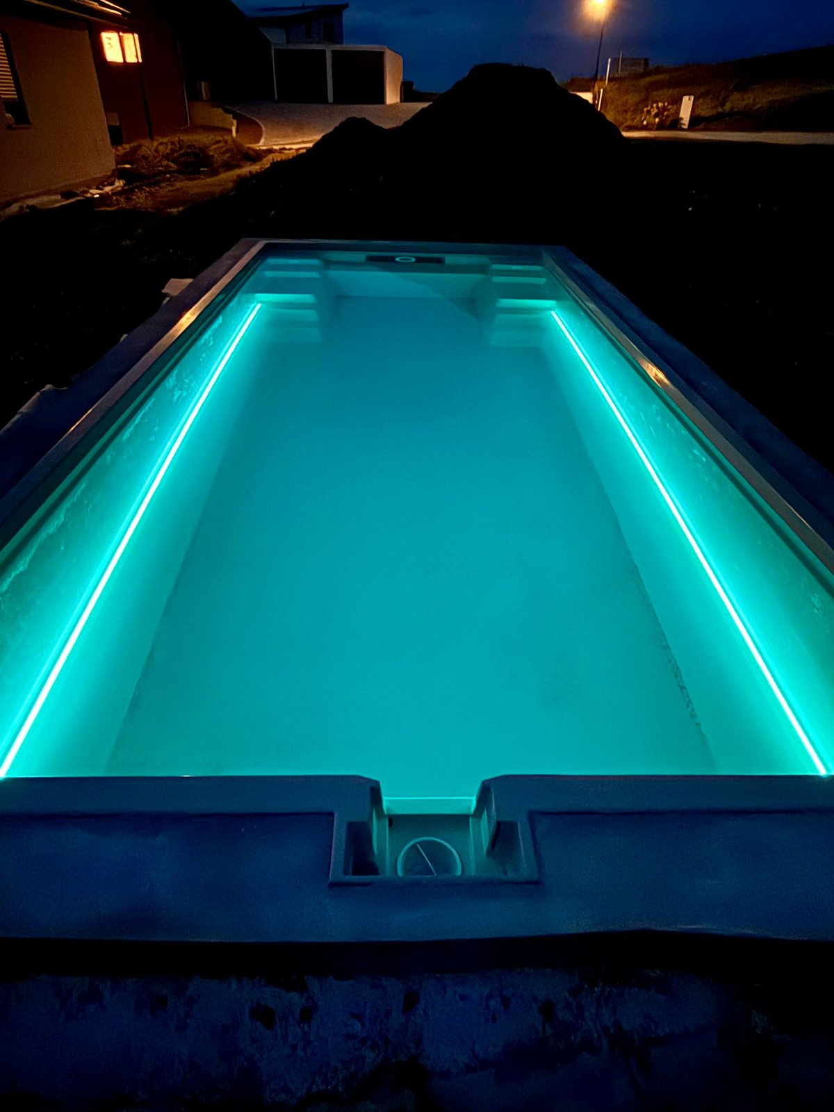 LED osvětlení bazénu Compass Pools – večerní atmosféra