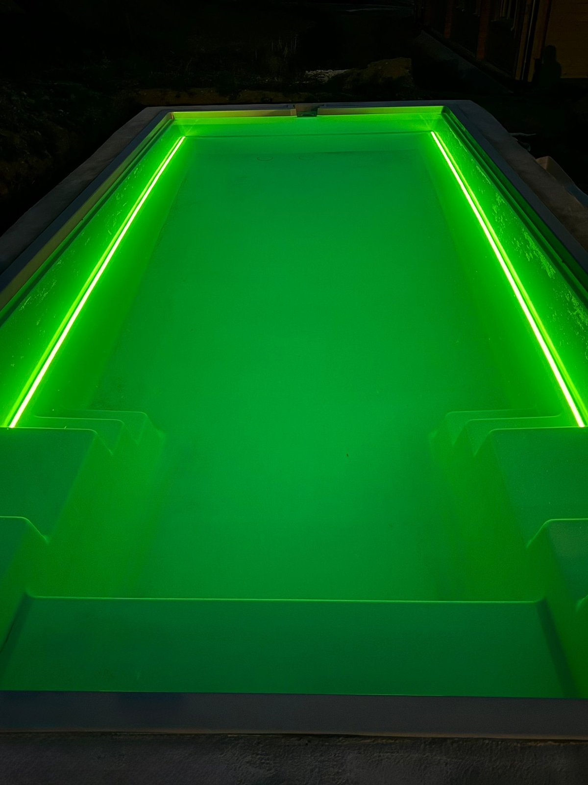 Detail lineárního LED osvětlení bazénu